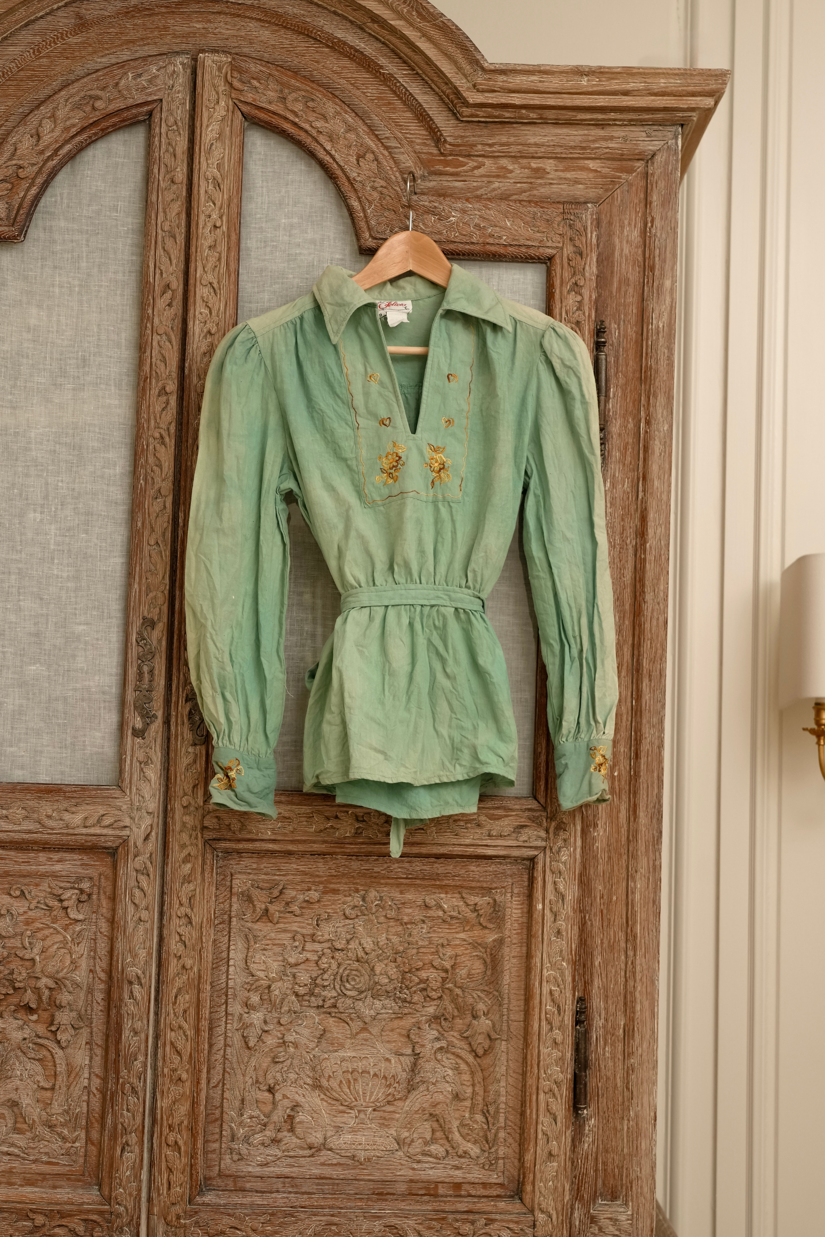 1970s boho folk top with floral embroidery and cuff details