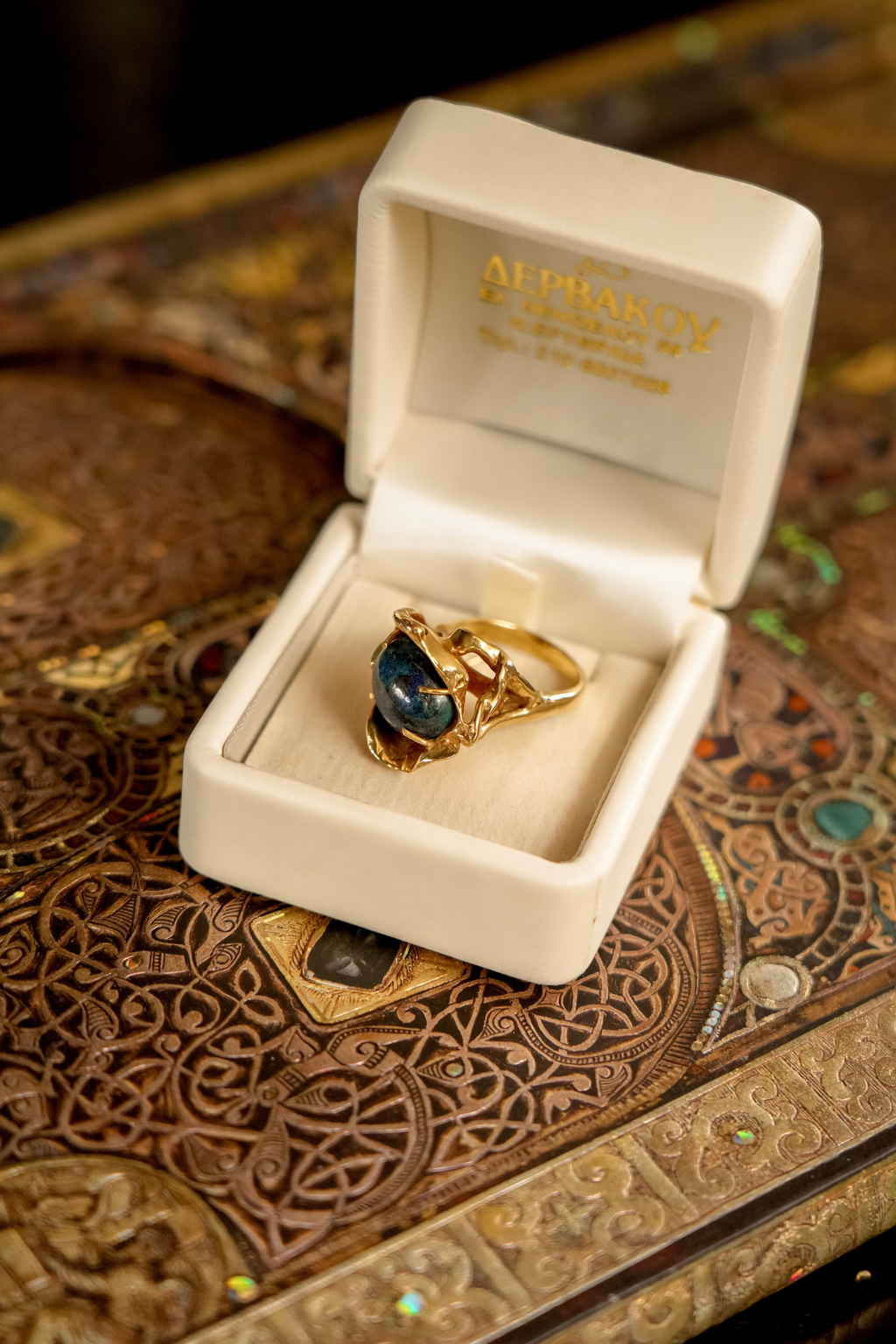 Fine Vintage 14K Gold Brutalist Statement Ring with Lapis Lazuli Cabochon | Circa 1970s (6)