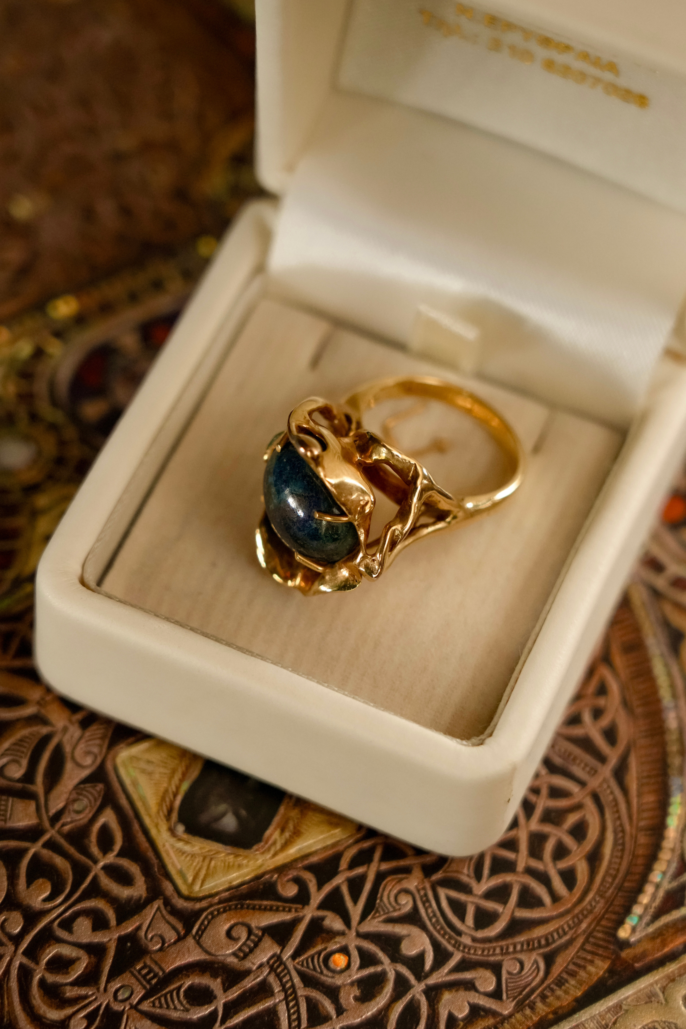 Fine Vintage 14K Gold Brutalist Statement Ring with Lapis Lazuli Cabochon | Circa 1970s (6)