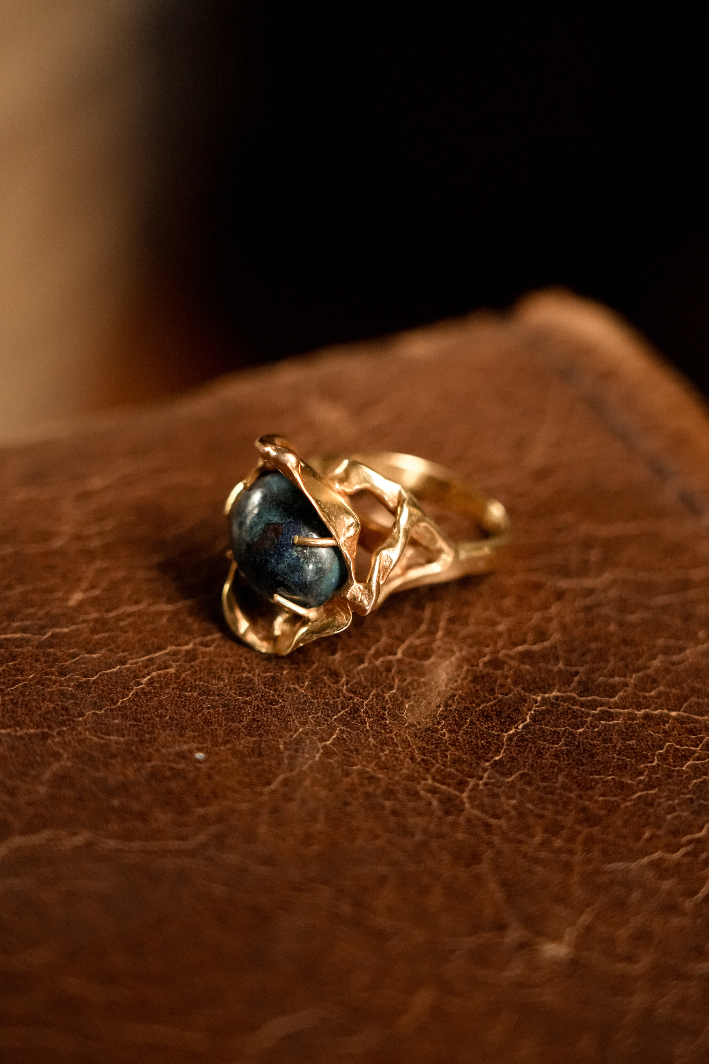 Fine Vintage 14K Gold Brutalist Statement Ring with Lapis Lazuli Cabochon | Circa 1970s (6)
