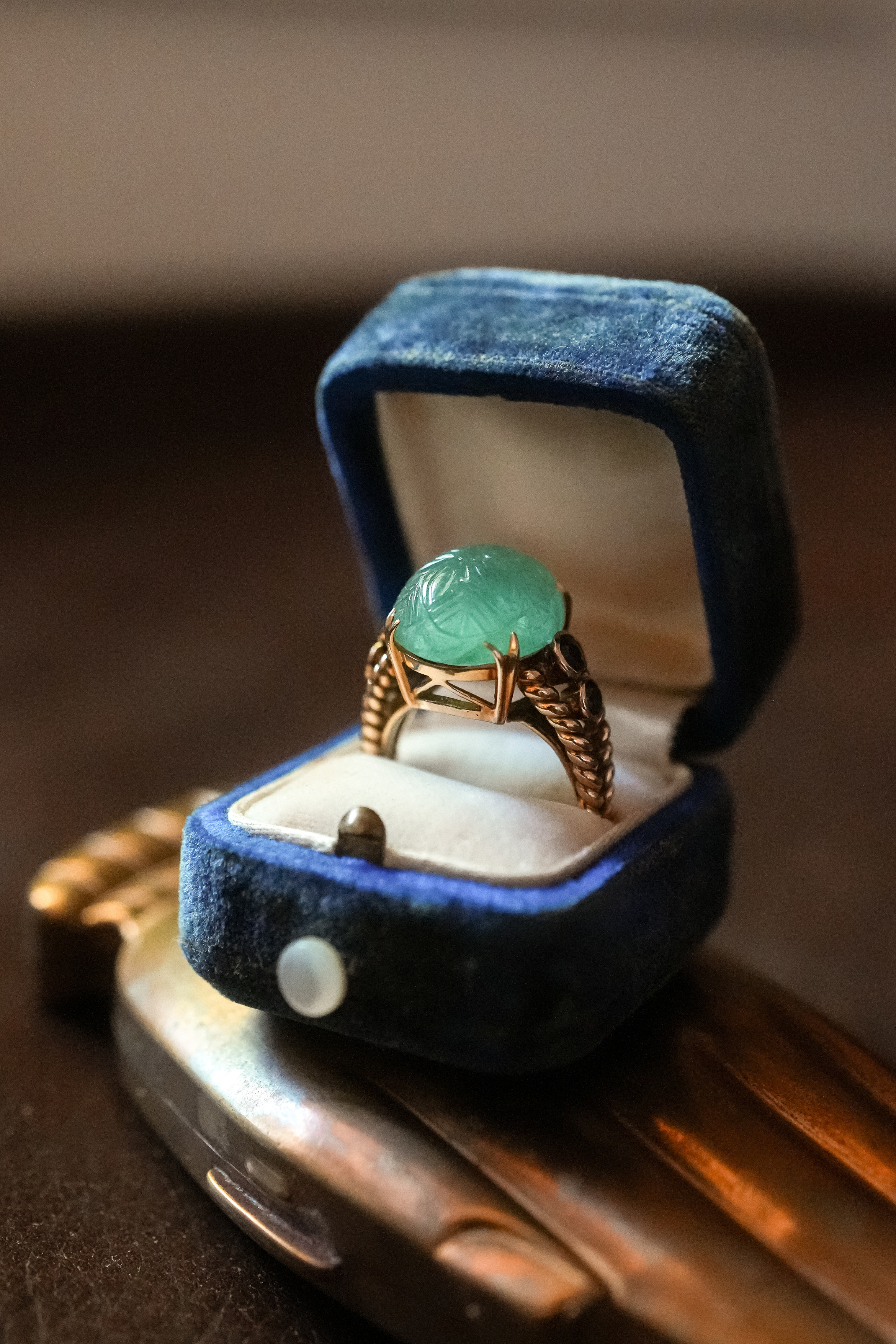 Vintage 14K Yellow Gold Carved Green Jadeite Beryl Cocktail Ring, Sapphire Accents | Sz 6.5