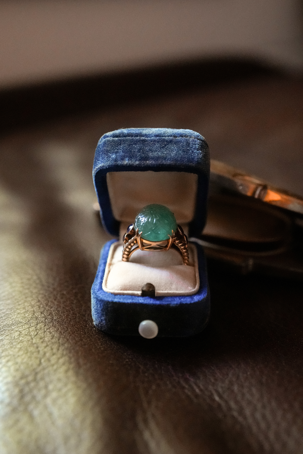 Vintage 14K Yellow Gold Carved Green Jadeite Beryl Cocktail Ring, Sapphire Accents | Sz 6.5