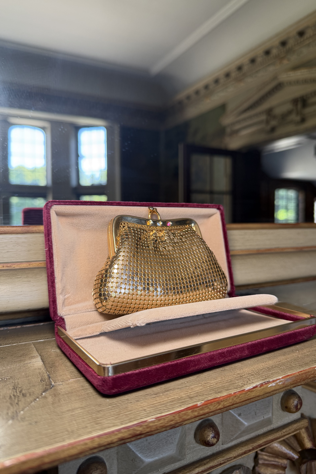 Vintage Albertario Milano gold mesh micro evening clutch bag with open kiss-lock frame and champagne lining.